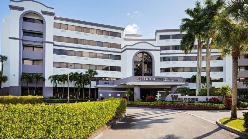 DoubleTree by Hilton Hotel West Palm Beach Airport, room with private jacuzzi, photo 6