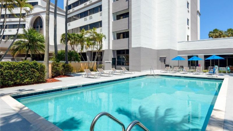 DoubleTree by Hilton Hotel West Palm Beach Airport, room with private jacuzzi, photo 7