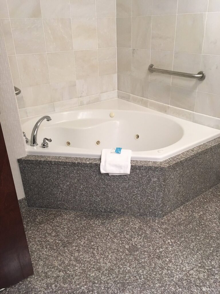 Drury Inn & Suites Meridian, room with private jacuzzi, photo 1