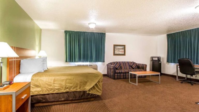 Econo Lodge & Suites