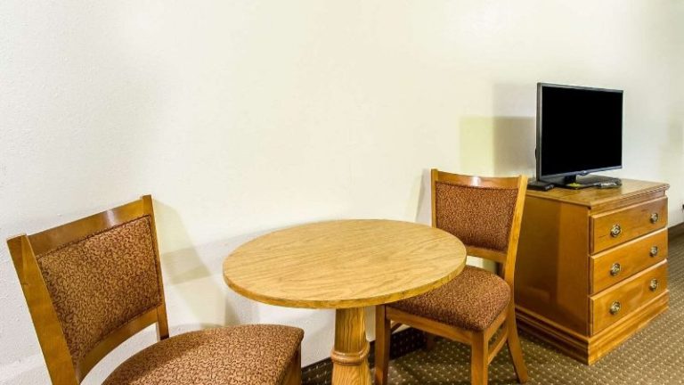 Econo Lodge & Suites