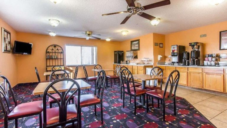 Econo Lodge & Suites
