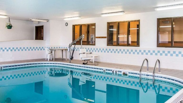 Econo Lodge & Suites