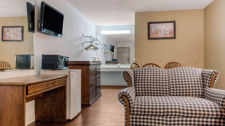 Econo Lodge Airport – Holland