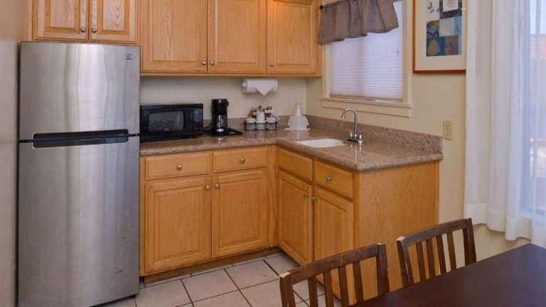 Edgewater Inn & Suites
