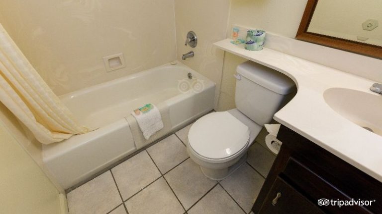 Edgewater Inn & Suites