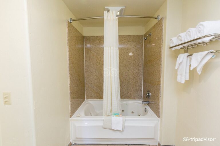 Edgewater Inn & Suites
