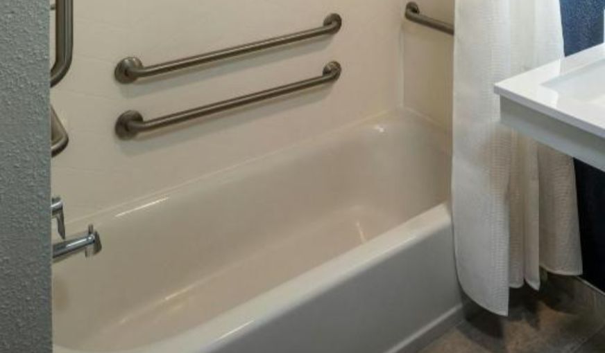 Fairfield Inn & Suites by Marriott Butler, room with private jacuzzi, photo 2