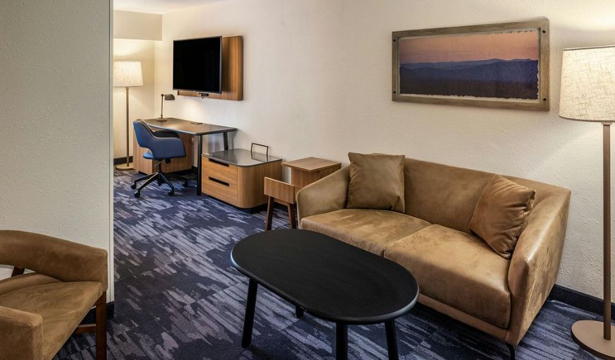 Fairfield Inn & Suites by Marriott Butler, room with private jacuzzi, photo 4