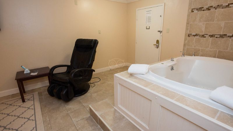 Fireside Inn & Suites Portland, room with private jacuzzi, photo 1