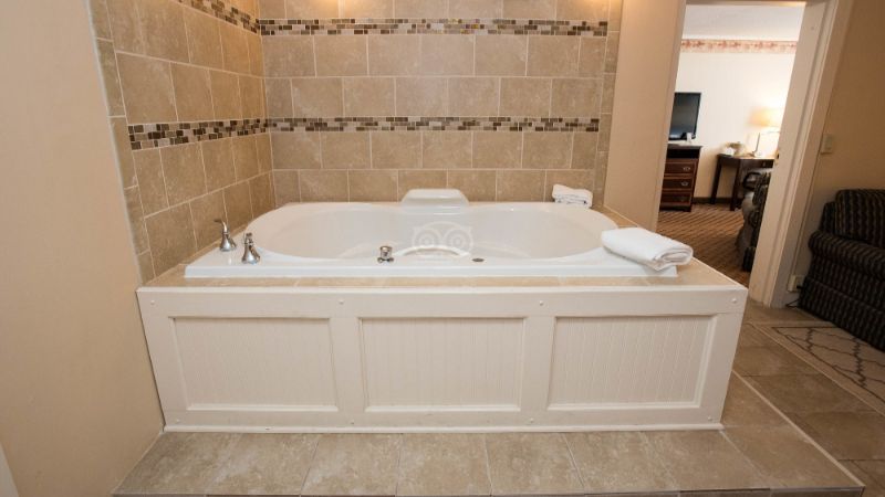 Fireside Inn & Suites Portland, room with private jacuzzi, photo 2