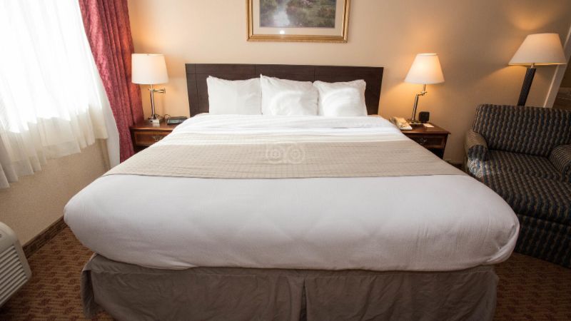 Fireside Inn & Suites Portland, room with private jacuzzi, photo 4