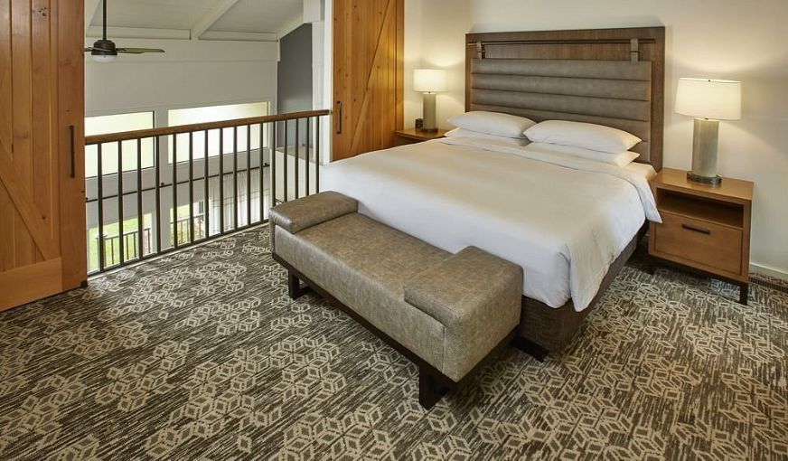 Grand Geneva Resort & Spa, room with private jacuzzi, photo 3