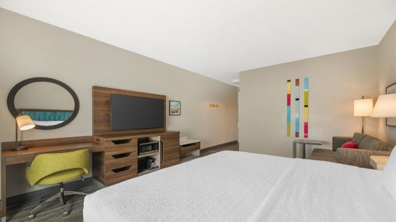 Hampton Inn Junction City, room with private jacuzzi, photo 2
