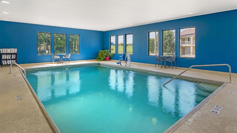 Hampton Inn Junction City, room with private jacuzzi, photo 4