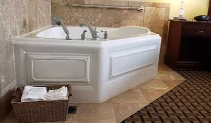 Hampton Inn Suites Cleveland Mentor 1 - jacuzzi hotel room