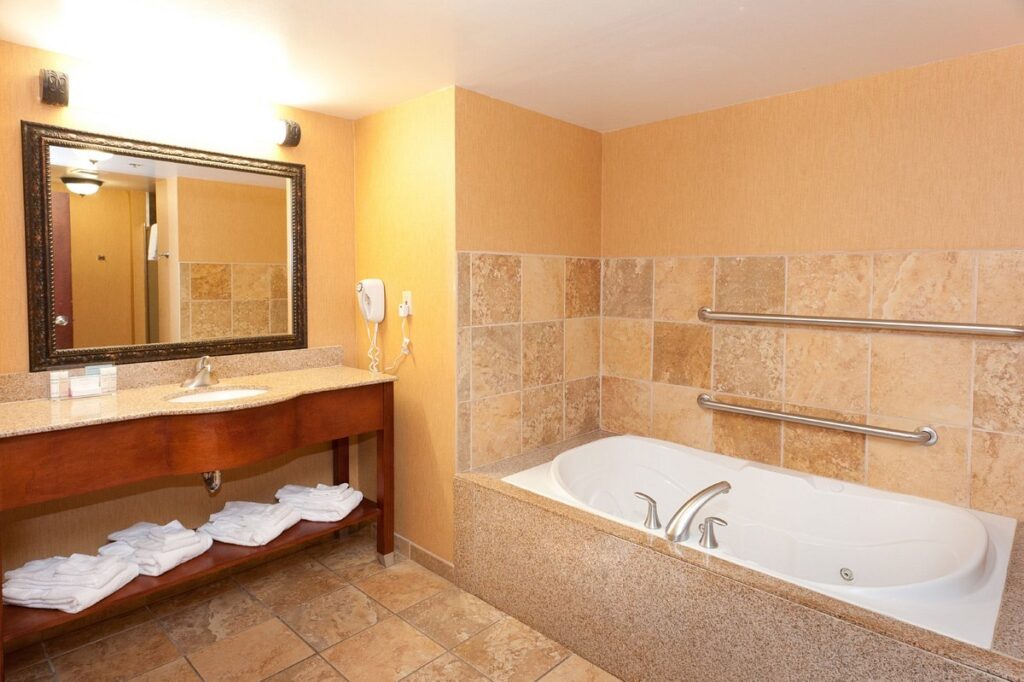Hampton Inn & Suites McComb, room with private jacuzzi, photo 1