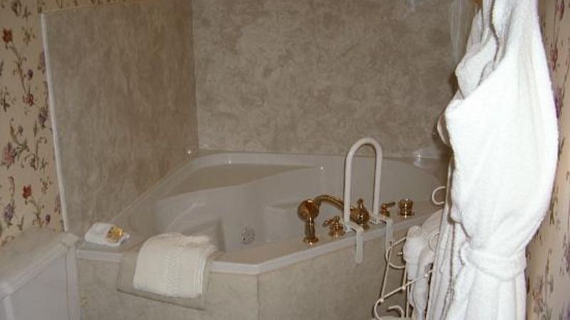 Heritage Inn1 - jacuzzi hotel room