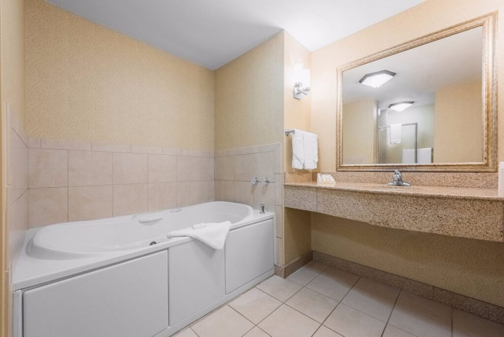 Hilton Garden Inn Meridian, room with private jacuzzi, photo 1