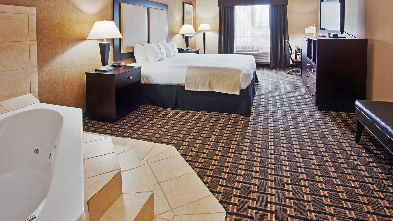 Holiday Inn Arlington NE Rangers Ballpark an IHG Hotel2 - jacuzzi hotel room