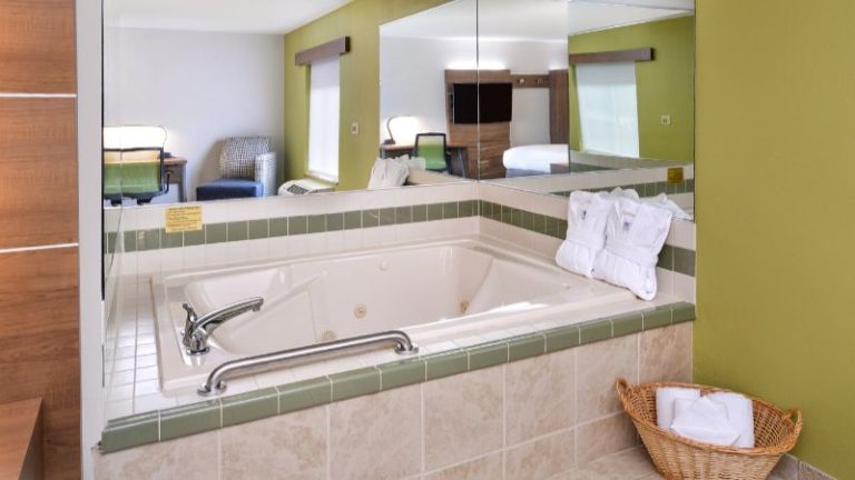 Holiday Inn Express & Suites Parkersburg – Mineral Wells, an IHG Hotel