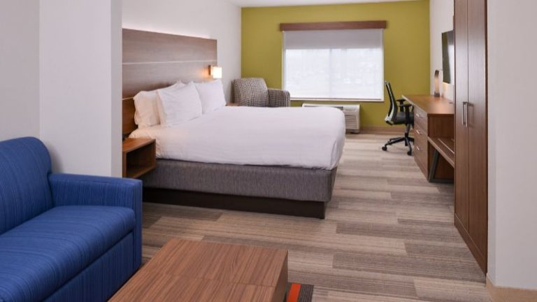 Holiday Inn Express & Suites Parkersburg – Mineral Wells, an IHG Hotel