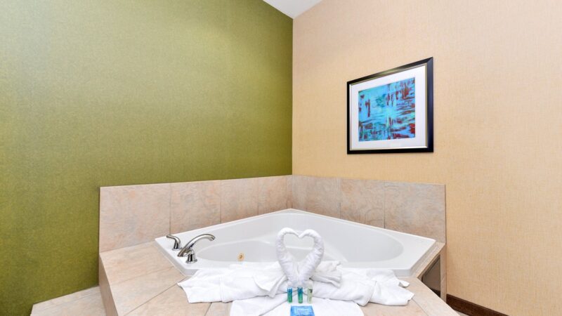 Holiday Inn Express Woodland - jacuzzi hotel room