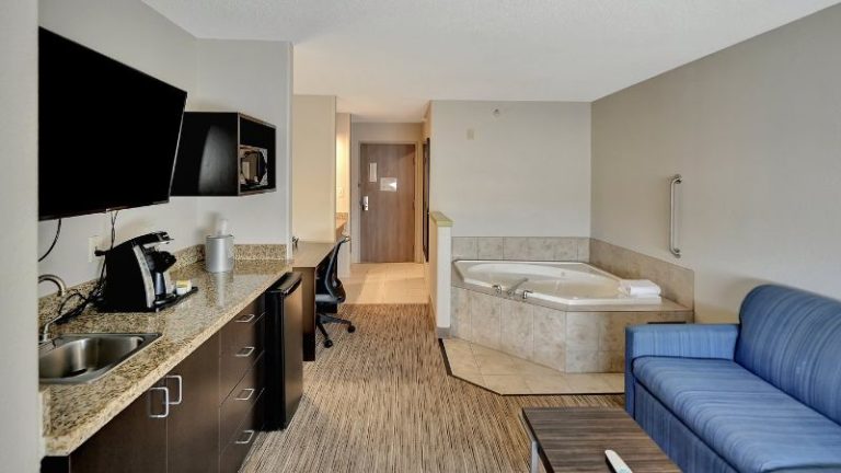 Holiday Inn Express & Suites Beatrice, an IHG Hotel