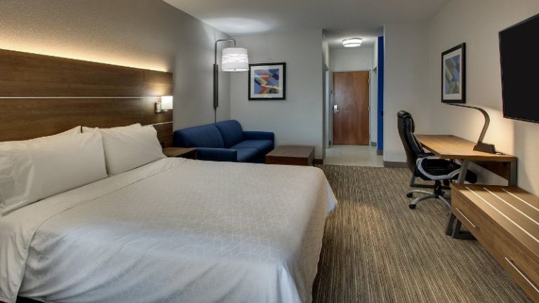 Holiday Inn Express & Suites Chicago North-Waukegan-Gurnee, an IHG Hotel