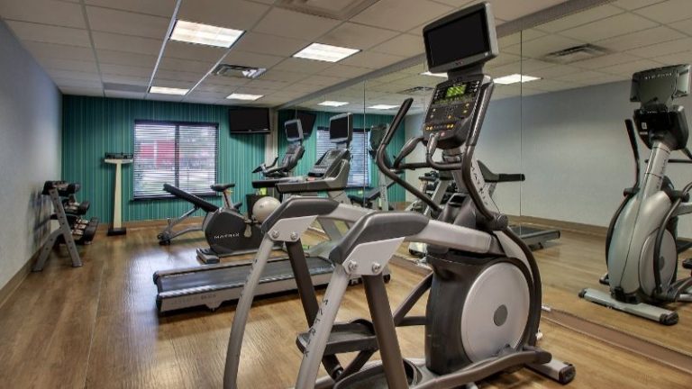 Holiday Inn Express & Suites Chicago North-Waukegan-Gurnee, an IHG Hotel