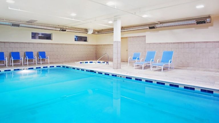 Holiday Inn Express & Suites Chicago North-Waukegan-Gurnee, an IHG Hotel