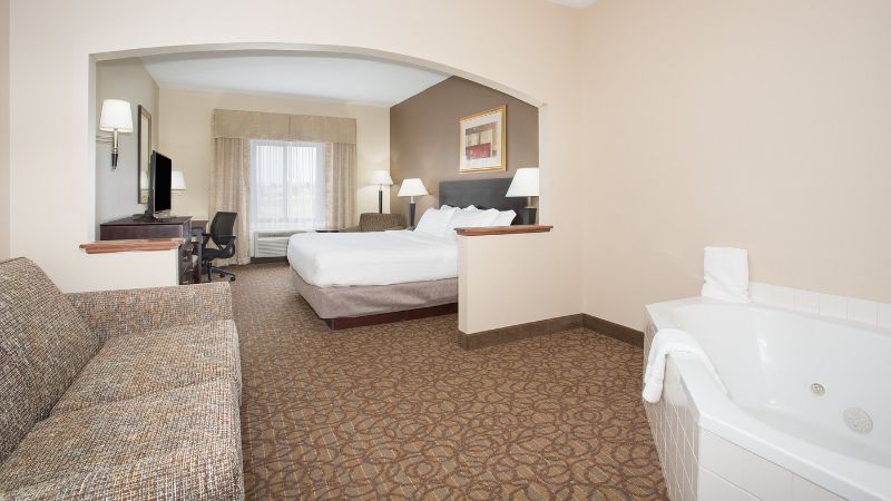 Holiday Inn Express and Suites Concordia US81, room with private jacuzzi, photo 2