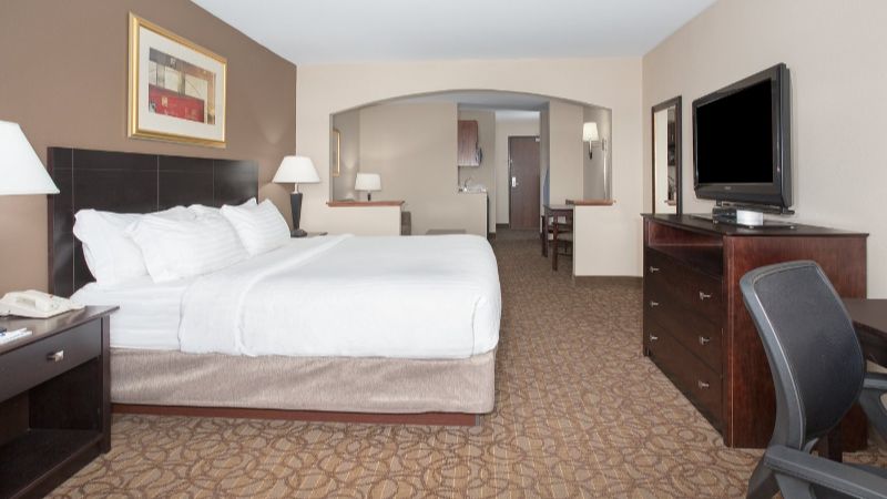 Holiday Inn Express and Suites Concordia US81, room with private jacuzzi, photo 3
