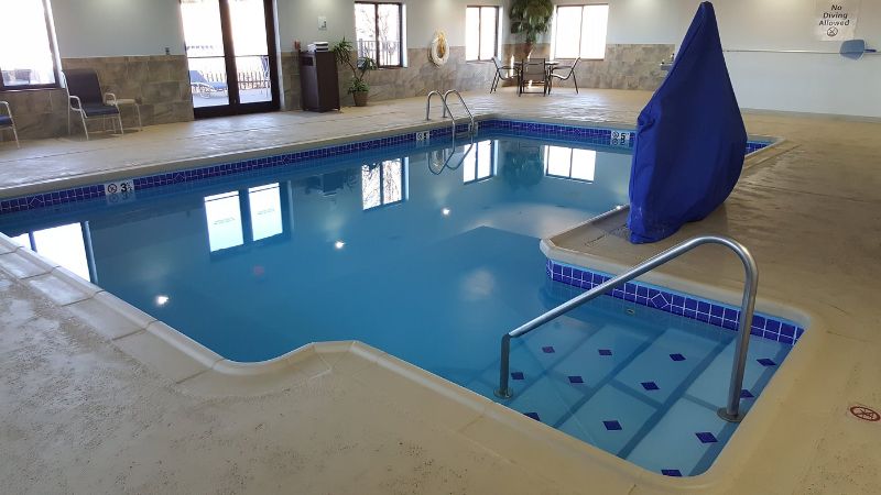 Holiday Inn Express and Suites Concordia US81, room with private jacuzzi, photo 5