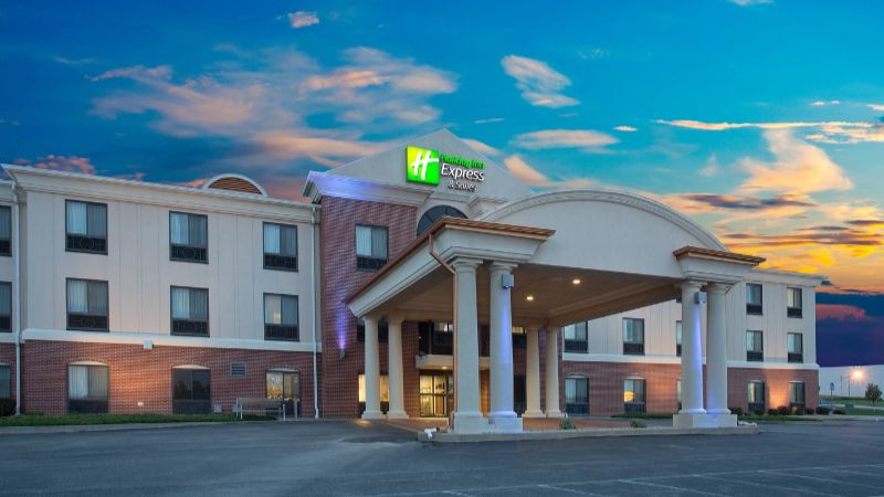 Holiday Inn Express and Suites Concordia US81, room with private jacuzzi, photo 7
