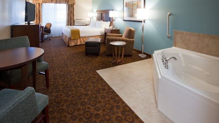 Holiday Inn Express & Suites St. Cloud