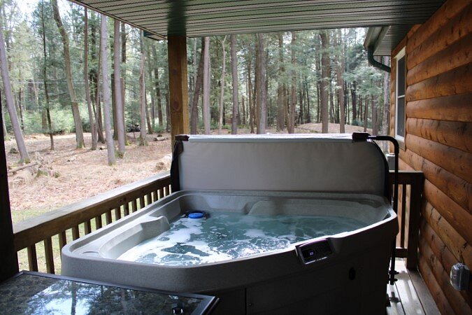 Hominy Ridge Cabins, cabin with a private hot tub