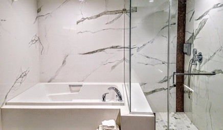Hotel Xilo Glendale, room with private jacuzzi, photo 2