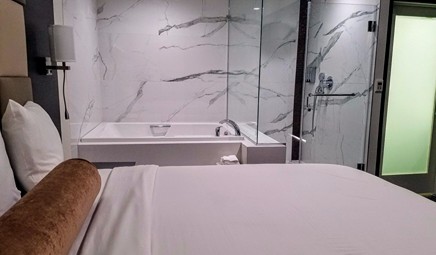 Hotel Xilo Glendale, room with private jacuzzi, photo 5