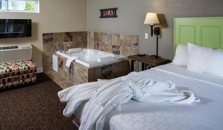 Julie’s Park Cafe & Motel