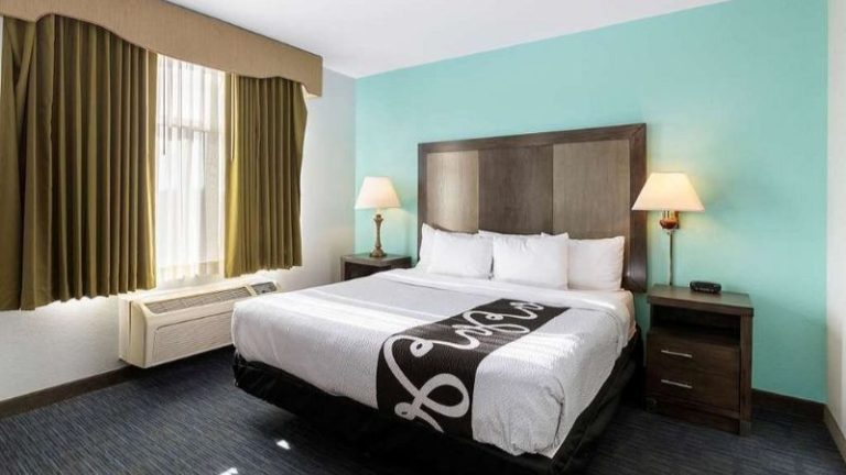 La Quinta Inn & Suites by Wyndham Omaha Airport Downtown
