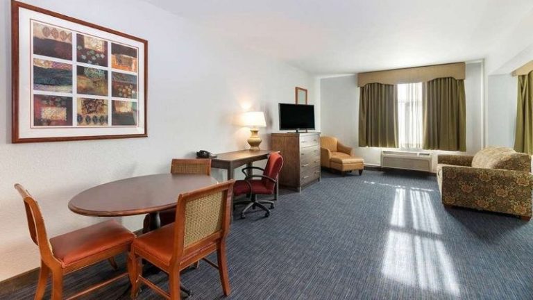 La Quinta Inn & Suites by Wyndham Omaha Airport Downtown