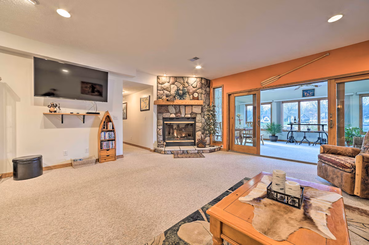 Lakefront Retreat, cabin with a private hot tub, photo 4