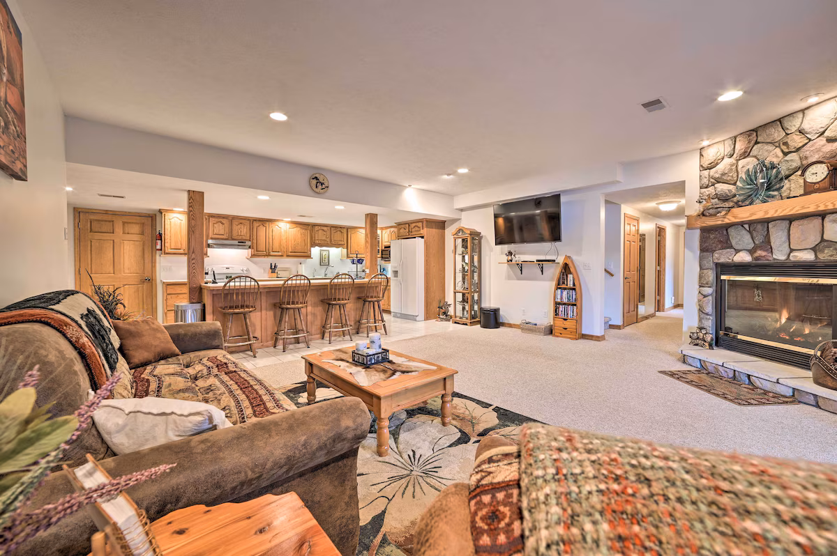 Lakefront Retreat, cabin with a private hot tub, photo 5