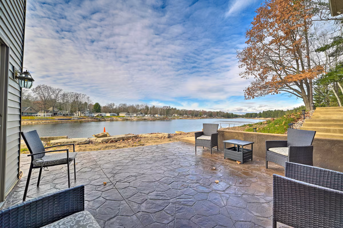 Lakefront Retreat, cabin with a private hot tub, photo 7