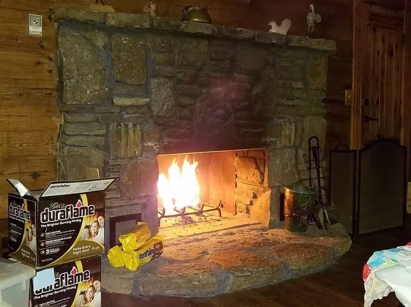 Lazee Daze Cabins, cabin with a private hot tub, photo 4