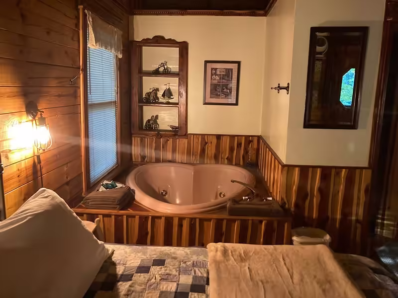 Lazee Daze Cabins, cabin with a private hot tub, photo 5