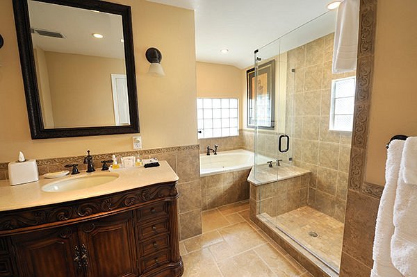 Mango Inn Bed and Breakfast, room with private jacuzzi, photo 2