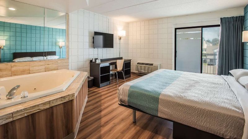 Motel 6 Somers Point, NJ – Ocean City/Wild Wood Beach, room with private jacuzzi, photo 1