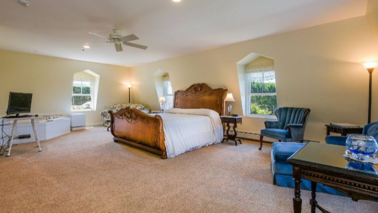 Payne’s Harbor View Inn